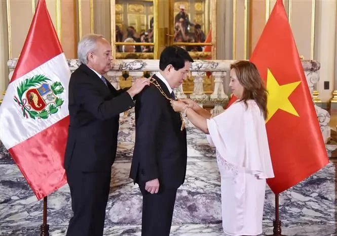 La présidente péruvienne Dina Ercilia Boluarte Zegarra a remis la Grand-Croix de l'Ordre du Soleil du Pérou au président vietnamien Luong Cuong. Photo : VNA