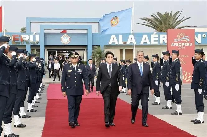 La cérémonie d'adieu du président Luong Cuong à l'aéroport Jorge Chávez de Lima. Photo : VNA