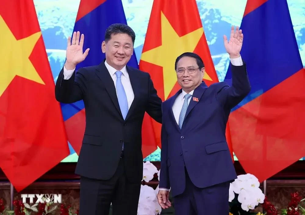 Une rencontre entre le Premier ministre Pham Minh Chinh (droite) et le président mongol Ukhnaagiin Khurelsukh. Photo : VNA