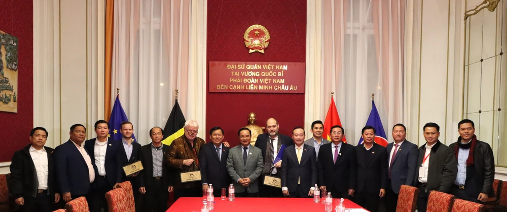 Photo de famille entre la délégation de Long An et l’Alliance Belgique-Vietnam. Photo : VNA