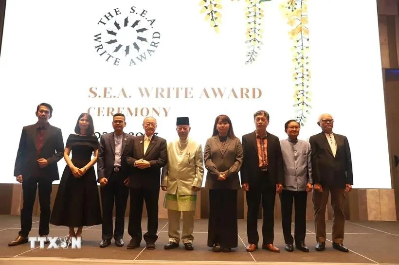 L'écrivain Nguyen Binh Phuong (troisième à droite) et d'autres auteurs ont reçu les Prix des écrivains d'Asie du Sud-Est. Photo : VNA