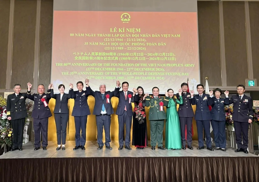 La cérémonie de célébration du 80e anniversaire de la fondation de l'Armée populaire du Vietnam (22 décembre 1944 - 22 décembre 2024) et du 35e anniversaire de la Journée de la défense nationale du Vietnam. Photo : VNA