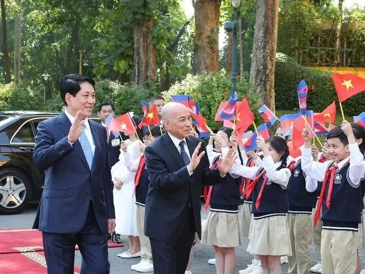 Cérémonie d'accueil officielle en l'honneur du roi du Cambodge. Photo : VNA