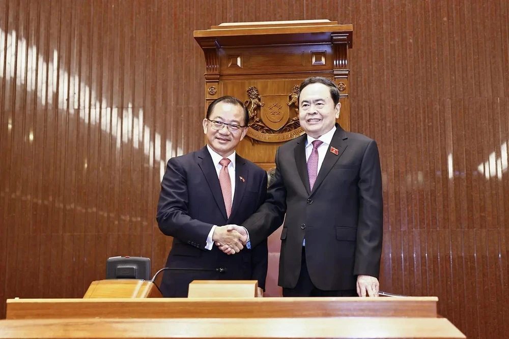 Le président de l’AN Trân Thanh Mân (droite) s’entretient avec son homologue singapourien Seah Kian Peng. Photo: VNA