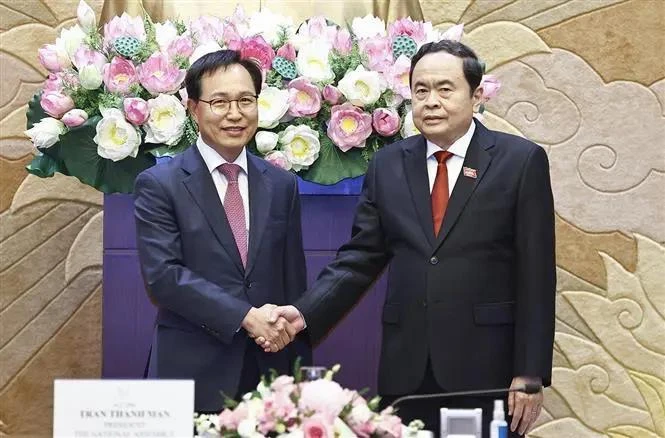 Le président de l'Assemblée nationale du Vietnam Tran Thanh Man (droite) et Choi Joo Ho, directeur général du complexe Samsung Vietnam. Photo : VNA