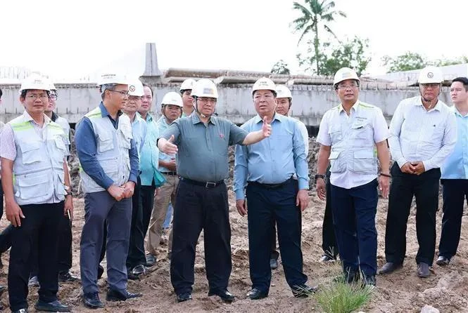 Le Premier ministre Pham Minh Chinh est sur le chantier du projet d'autoroute Can Tho-Ca Mau. Photo : VNA