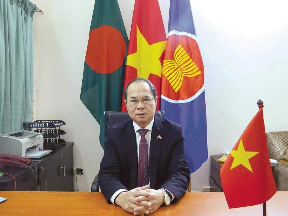 L'ambassadeur vietnamien au Bangladesh Nguyen Manh Cuong. Photo : VNA