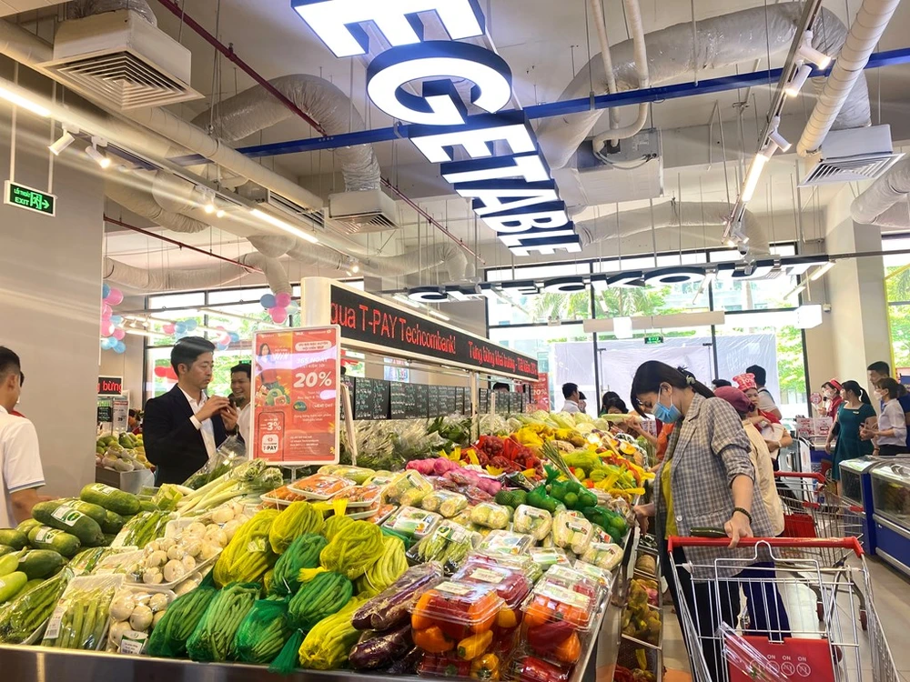 Shoppers at Winmart supermarket (Photo: VNA)