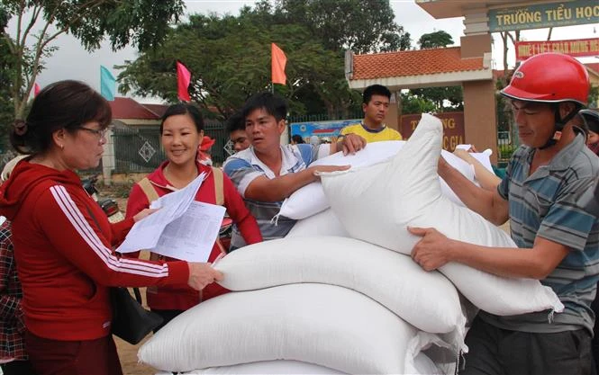 Over 58,000 kg of rice will be handed over to some provinces to be given to children (Photo: VNA)