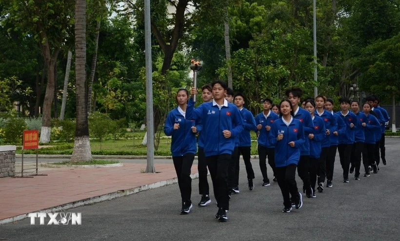 13th ASEAN Schools Games' torch bearers (Photo: VNA)