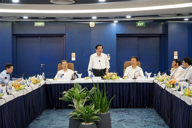 Phan Dinh Trac, Politburo member, Secretary of the Party Central Committee and Chairman of its Commission for Internal Affairs, works with FPT Software Da Nang representatives (Photo: VNA)