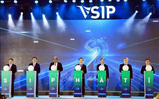 Deputy Prime Minister Tran Hong Ha (C) and other delegates press the button to start work on Vietnam-Singapore Industrial Park in Ha Tinh (Photo: VNA)