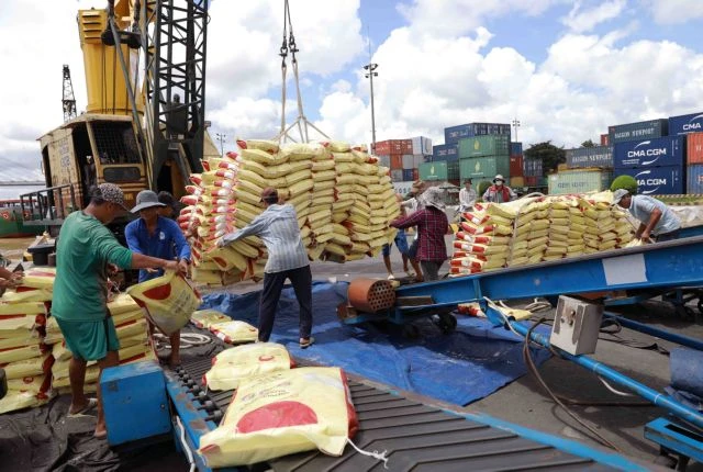Rice bags are uploaded for exports (Photo: VNA)