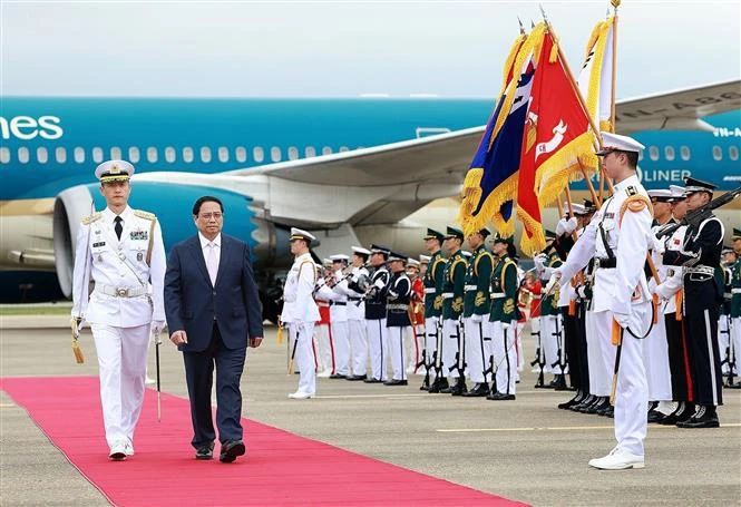 Prime Minister Pham Minh Chinh reviews the guard of honour (Photo: VNA)