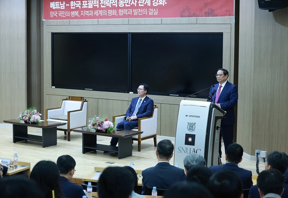 Prime Minister Pham Minh Chinh delivers a policy speech at the Seoul National University on July 3. (Photo: VNA)
