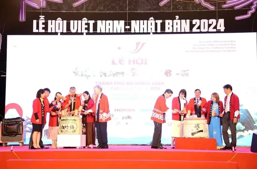 Delegates perform Sake barrel breaking ritual at the opening ceremony of Vietnam-Japan Festival (Photo: VNA)