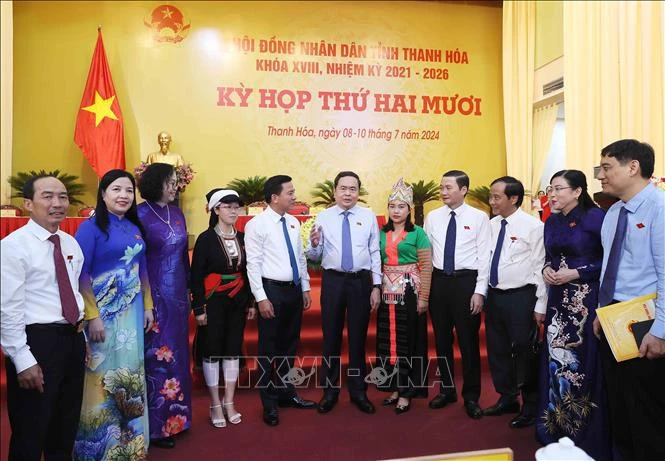 National Assembly Chairman Tran Thanh Man (C) and Thanh Hoa's leading officials (Photo: VNA)