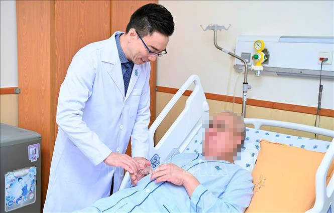 Ho Chi Minh City University of Medicine and Pharmacy Hospital doctor treats the foreign patient (Photo: VNA)