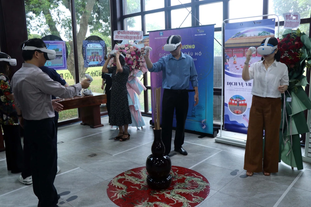 Visitors experience VR 'Dau Ho' game (Photo: VNA)