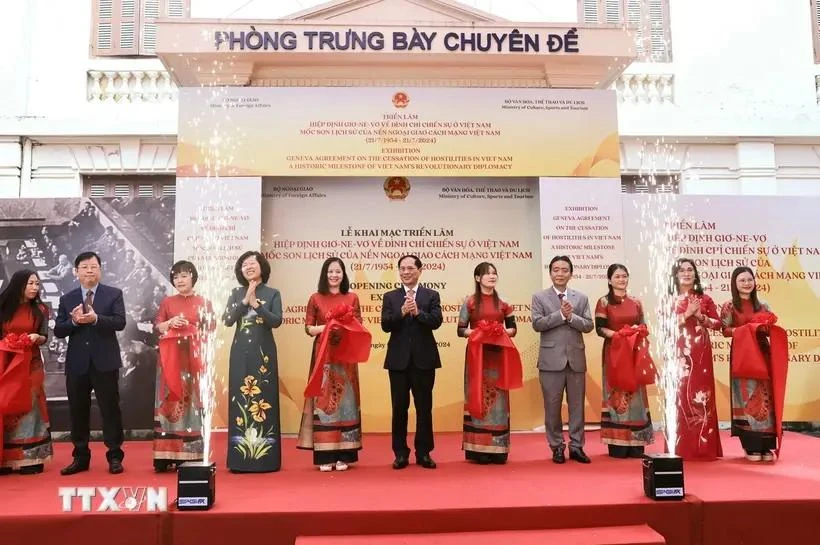 Minister of Foreign Affairs Bui Thanh Son (C) and other delegates cut the ribbon to open the exhibition. (Photo: VNA)