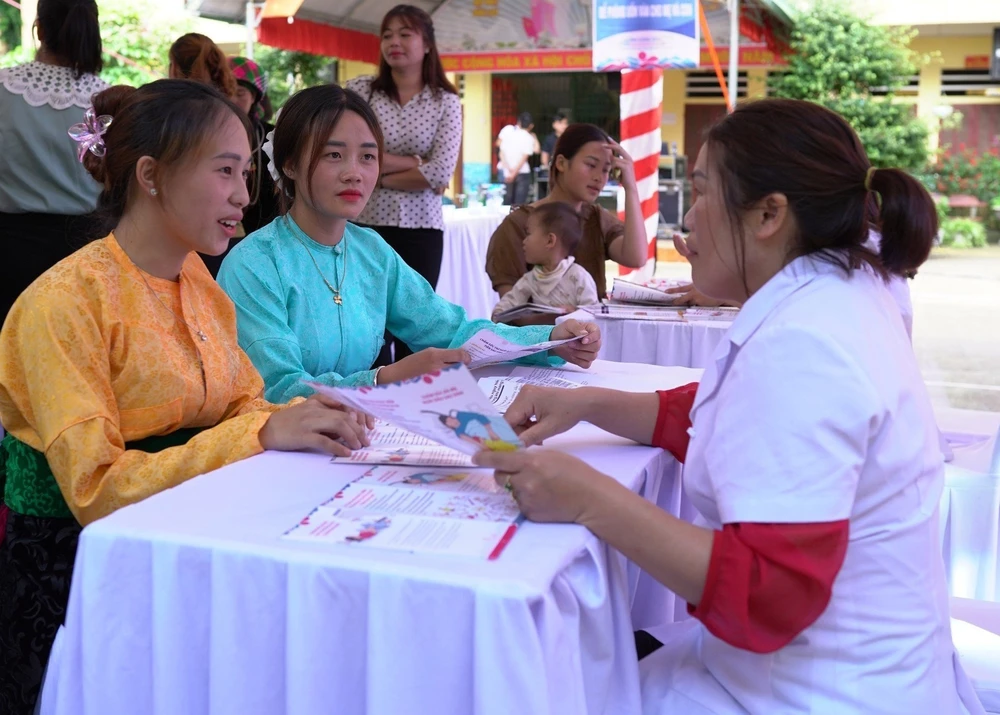 Doctors provide information and healthcare advice to women (Photo: VNA)