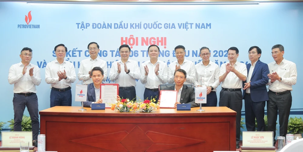 PVEP, PV GAS leaders sign memorandum of understanding for the agreement on supply and consumption of gas from Ky Lan field’s Blocks 103 & 107 (Photo: https://petrovietnam.petrotimes.vn)