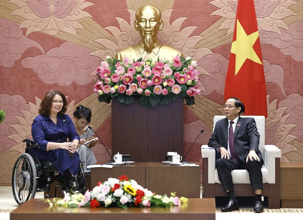 National Assembly Vice Chairman Tran Quang Phuong (R) hosts US Senator Tammy Duckworth (Photo: VNA)