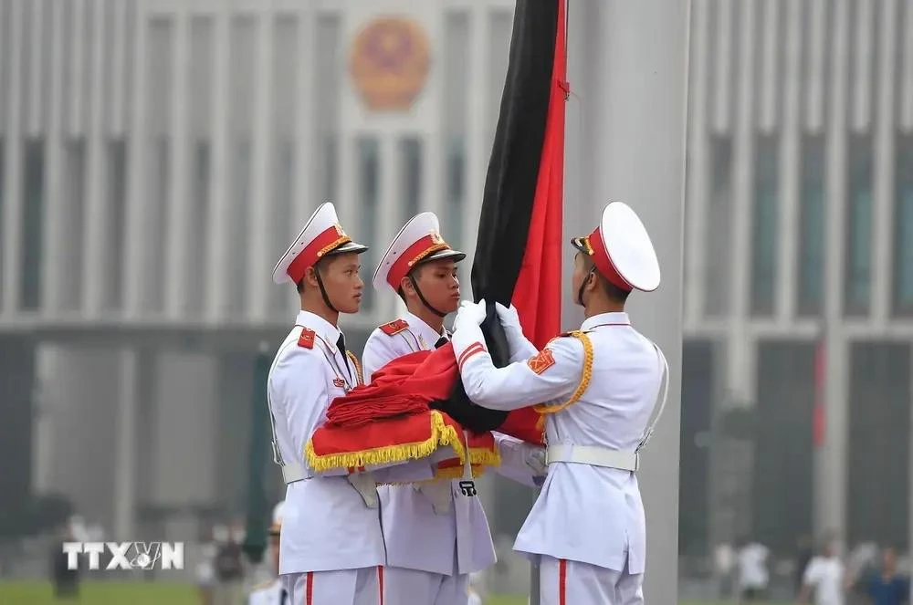 Mourning Cravat tied to the national flag (Photo: VNA)