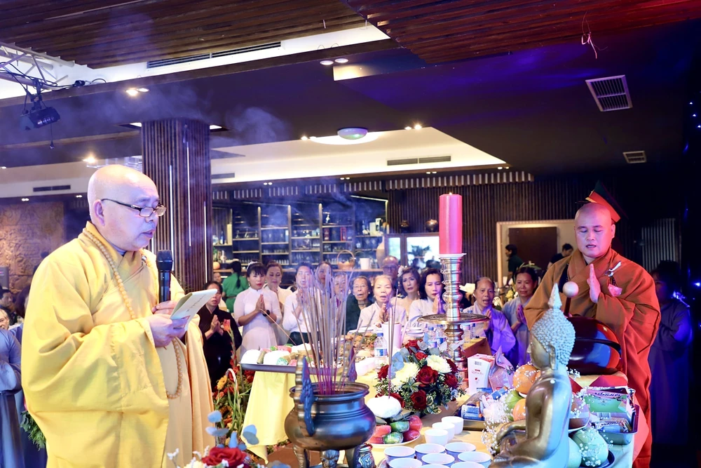 Venerable Thich Tu Nhon, head of Tu An Pagoda (Berlin), presides over a requiem for martyrs. (Photo: VNA)