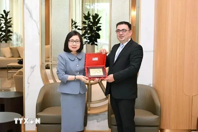 VNA Deputy General Director Doan Thi Tuyet Nhung (L) meets Chairman of the Board of Azerbaijan State News Agency (AZERTAC) Vugar Aliyev (Photo: VNA)