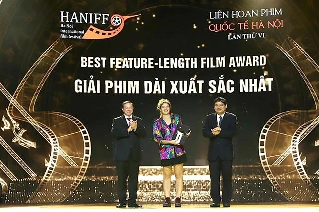 A representative from the Brazilian film 'Paloma' (centre) receives the Best Feature-Length Film Award at the 6th HANIFF awards ceremony on November 12, 2022.(Photo: VNA)