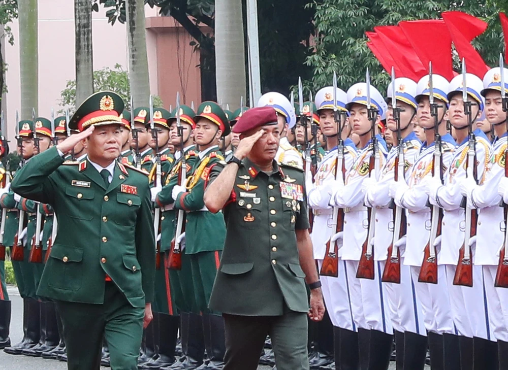 Sen. Lt. Gen. Nguyen Tan Cuong (L) and General Tan Sri Datuk Seri Mohammad bin Ab Rahman inspect the guard of honour (Photo: VNA)