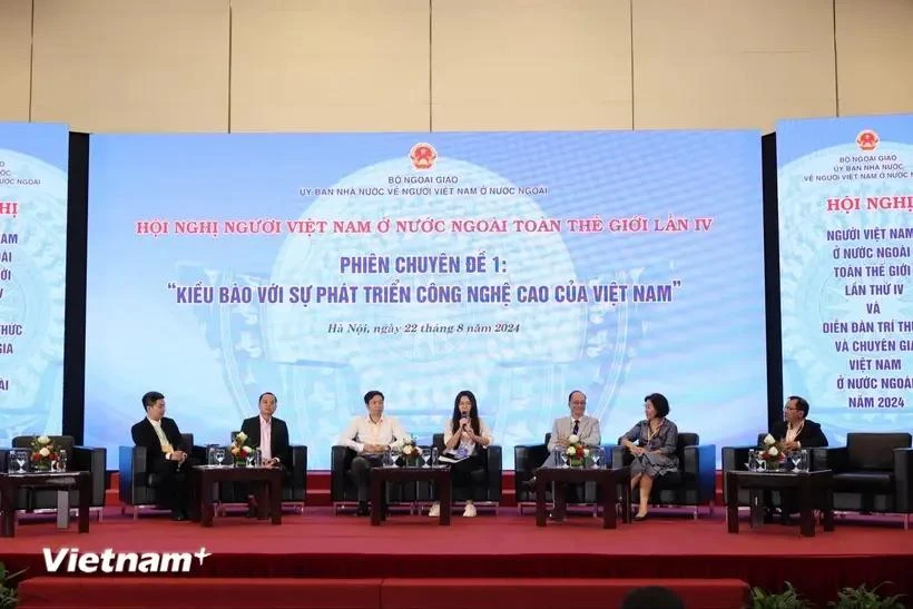 Speakers share opinions at session on Overseas Vietnamese and the development of high technology in Vietnam (Photo: VNA)