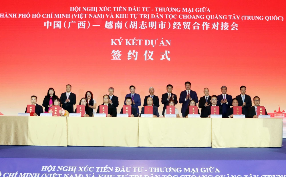 Vietnamese and Guangxi enterprises and units sign 14 cooperation agreements. (Photo: VNA)