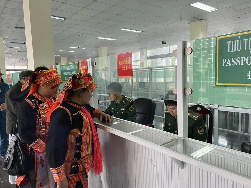 Border guards at Ma Lu Thang Border Guard Station processing exit procedures for people (Photo: baolaichau.vn).