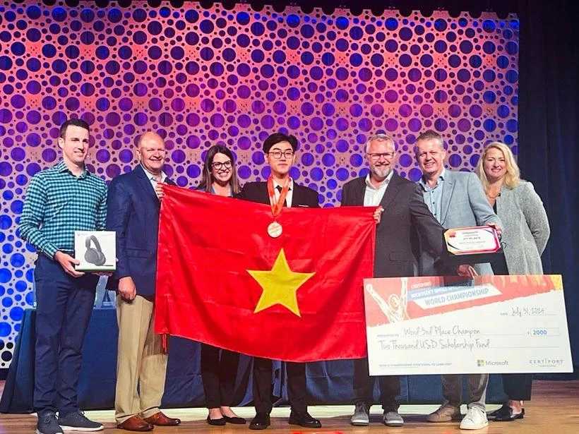 Nguyen Minh Duong from the Hanoi University of Science and Technology wins bronze medal in the category of Microsoft Word 365 Apps at the MOSWC 2024 (Photo: VietnamPlus)