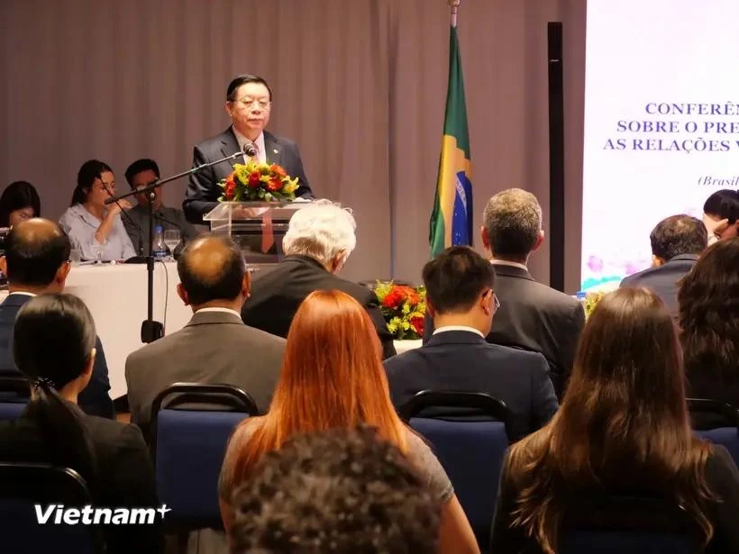 Politburo member, Secretary of the CPV Central Committee, and head of its Commission for Information and Education Nguyen Trong Nghia speaking at the seminar (Photo: VNA)