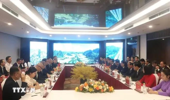 An overview of the meeting between Secretary of the Party Committee of the northern border province of Cao Bang Tran Hong Minh and a working delegation from Baise city of China’s Guangxi Zhuang Autonomous Region (Photo: VNA)