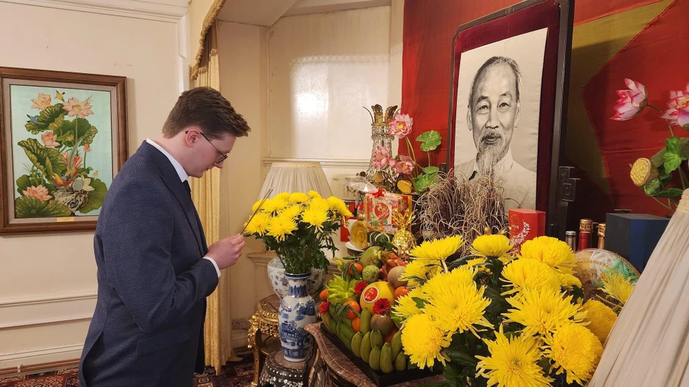 British researcher Kyril Whittaker offers incense in tribute to President Ho Chi Minh at the Vietnamese Embassy in London (Photo: VNA)