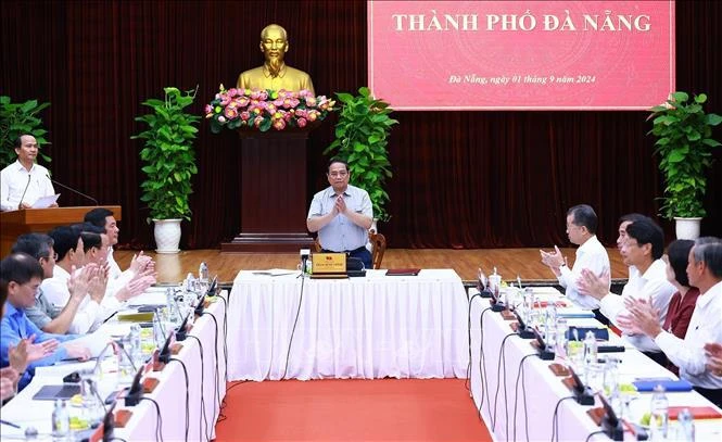 Prime Minister Pham Minh Chinh talks to Da Nang leaders (Photo: VNA)