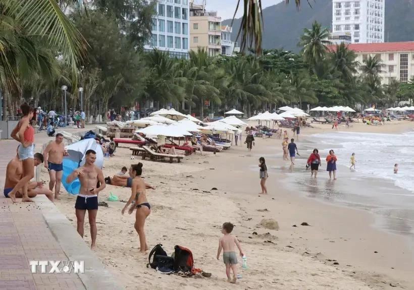 Russian tourists on Nha Trang beach (Photo: VNA)