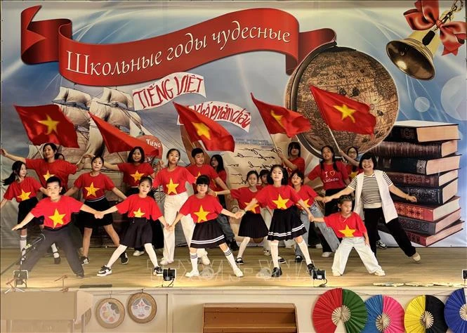 A dance performance by Vietnamese children in Ulyanovsk (Photo: VNA)