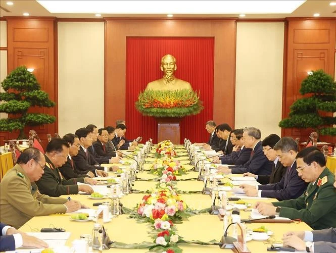 The talks between General Secretary of the LPRP Central Committee and State President Thongloun Sisoulith and his Vietnamese counterpart To Lam (Photo: VNA)