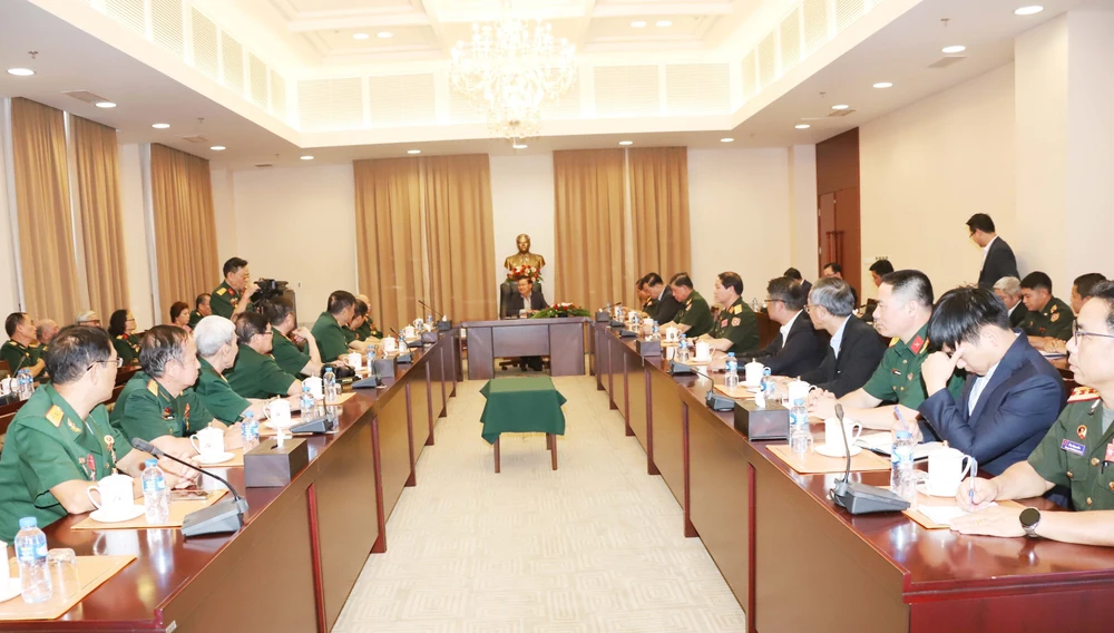 General Secretary of the Lao People’s Revolutionary Party Central Committee and President of Laos Thongloun Sisoulith receives former Vietnamese volunteer soldiers and military experts (Photo: VNA)