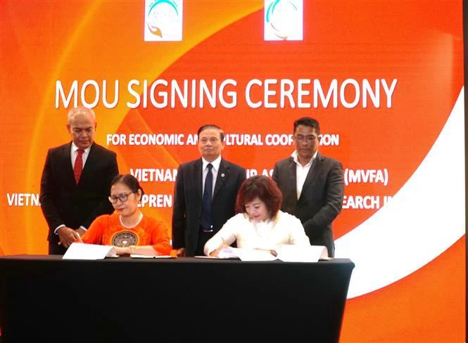 Signing of MoU on cooperation between the Vietnam-ASEAN Institute for Entrepreneur Development and the Malaysia-Vietnam Friendship Association (Photo: VNA)