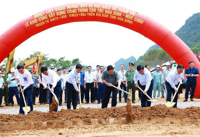 Prime Minister Pham Minh Chinh (third from right) attends the groundbreaking ceremony for the Hoa Binh – Moc Chau expressway project (Photo: VNA)