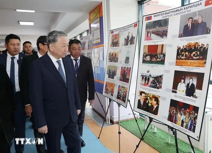 Party General Secretary and State President To Lam visits Inter-Level School No.14 named after President Ho Chi Minh in Mongolia. (Photo: VNA)