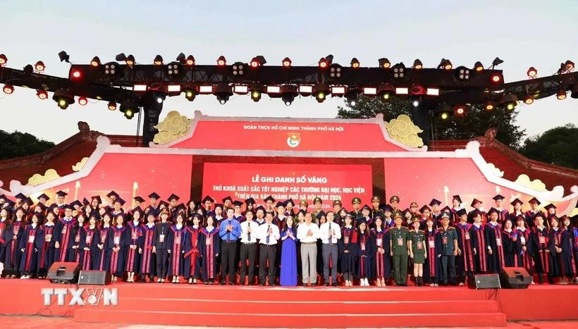 100 valedictorians from Hanoi-based universities honoured (Photo: VNA)