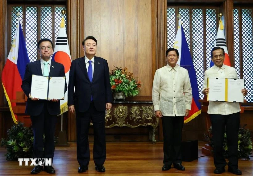 Philippine President Ferdinand Marcos Jr. (second from right) and his Korean counterpart Yoon Suk Yeol (second from left) at the signing ceremony of the Memorandum of Understanding in Manila on October 7, 2024. (Photo: Yonhap/VNA)