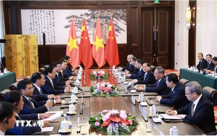 Prime Minister Pham Minh Chinh holds talks with Chinese Premier Li Qiang in Dalian city, Liaoning province, China, on June 24, 2024. (Photo: VNA)